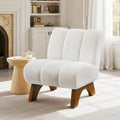 Sillón moderno de madera y tela