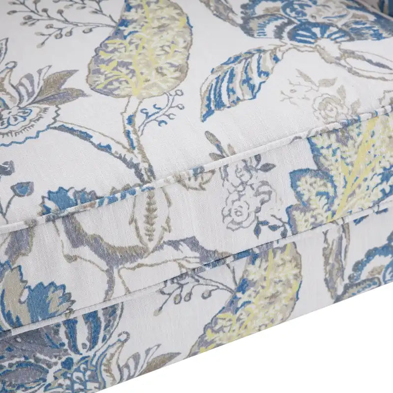 Sillón decorativo con patas torneadas y brazos redondos
