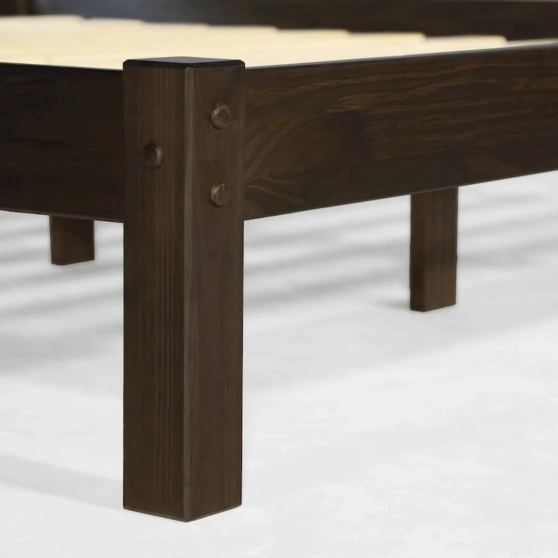 Cama tipo plataforma de paneles de madera maciza